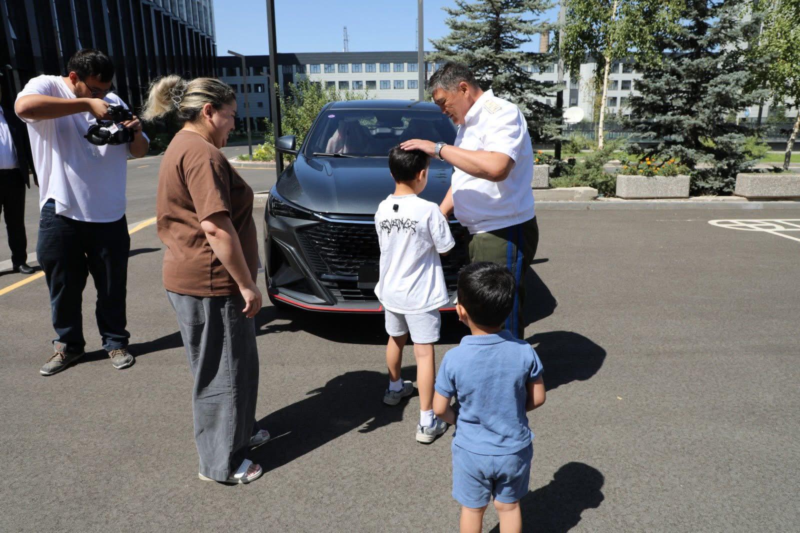 Камчыбек Ташиев Даниел Ажиевдин жубайына батир, автоунаа берди