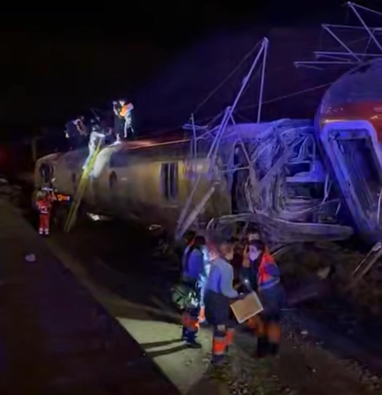 &nbsp;Испанияда эки ылдам жүрүүчү поезд кагылышып, ондогон адам каза болду