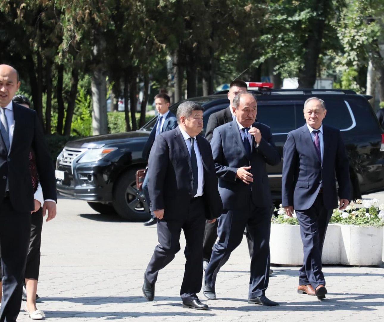 День медицинского работника. Акылбек Жапаров вручил 26 автомашин медикам