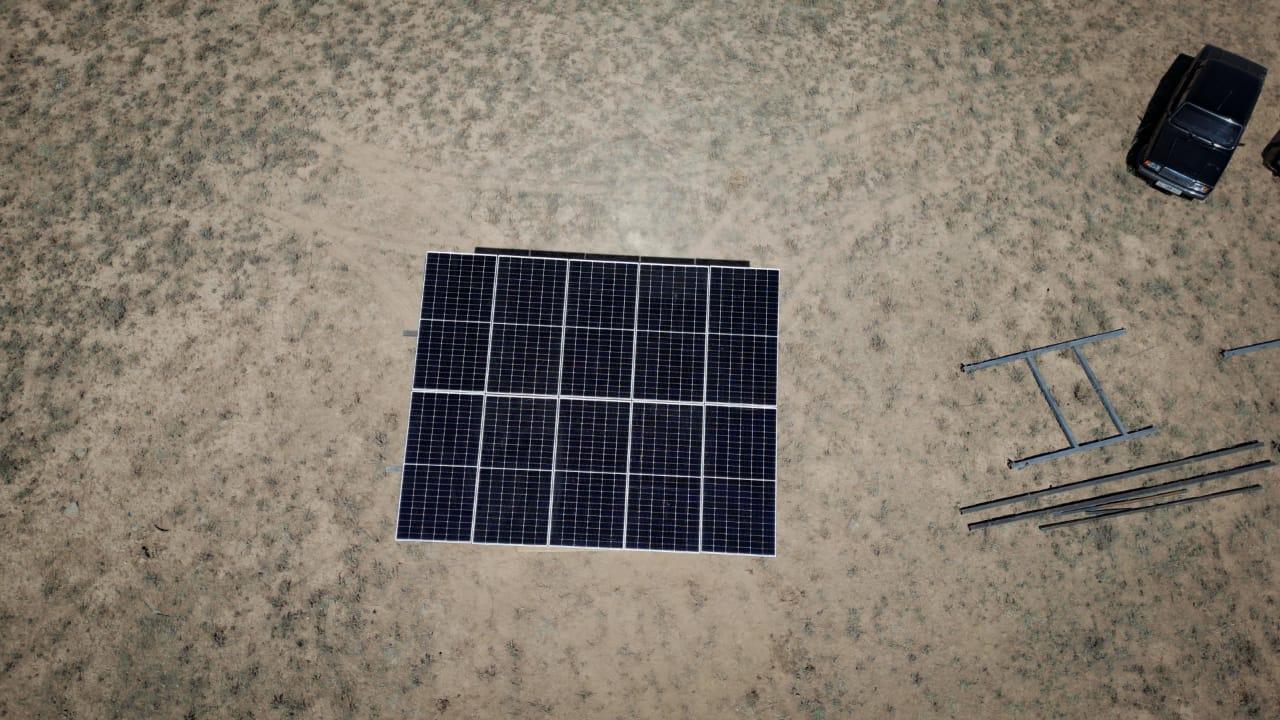 Күн панелдери астына клубника да өстүрөбүз. Баткенде уникалдуу "Агровольтайка" долбооруна старт берилди. 
&nbsp;