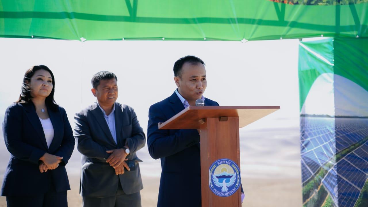 Күн панелдери астына клубника да өстүрөбүз. Баткенде уникалдуу "Агровольтайка" долбооруна старт берилди. 
&nbsp;