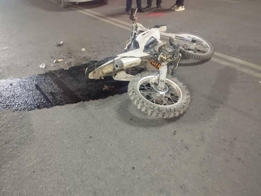 Токмокто мотоцикл айдоочусу бир үй-бүлөнү сүзүп, он айлык кыз каза болду